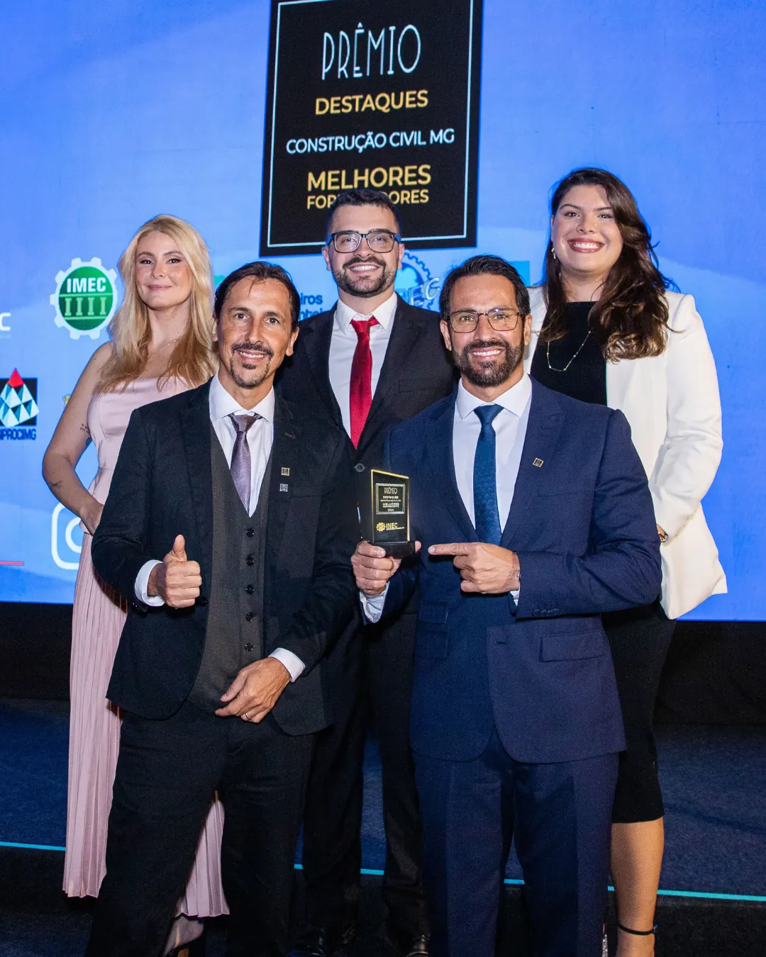 Equipe Geoteste recebendo o Troféu Destaque da Construção Civil 2026 do INEC
